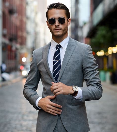 grey suit tie colors.